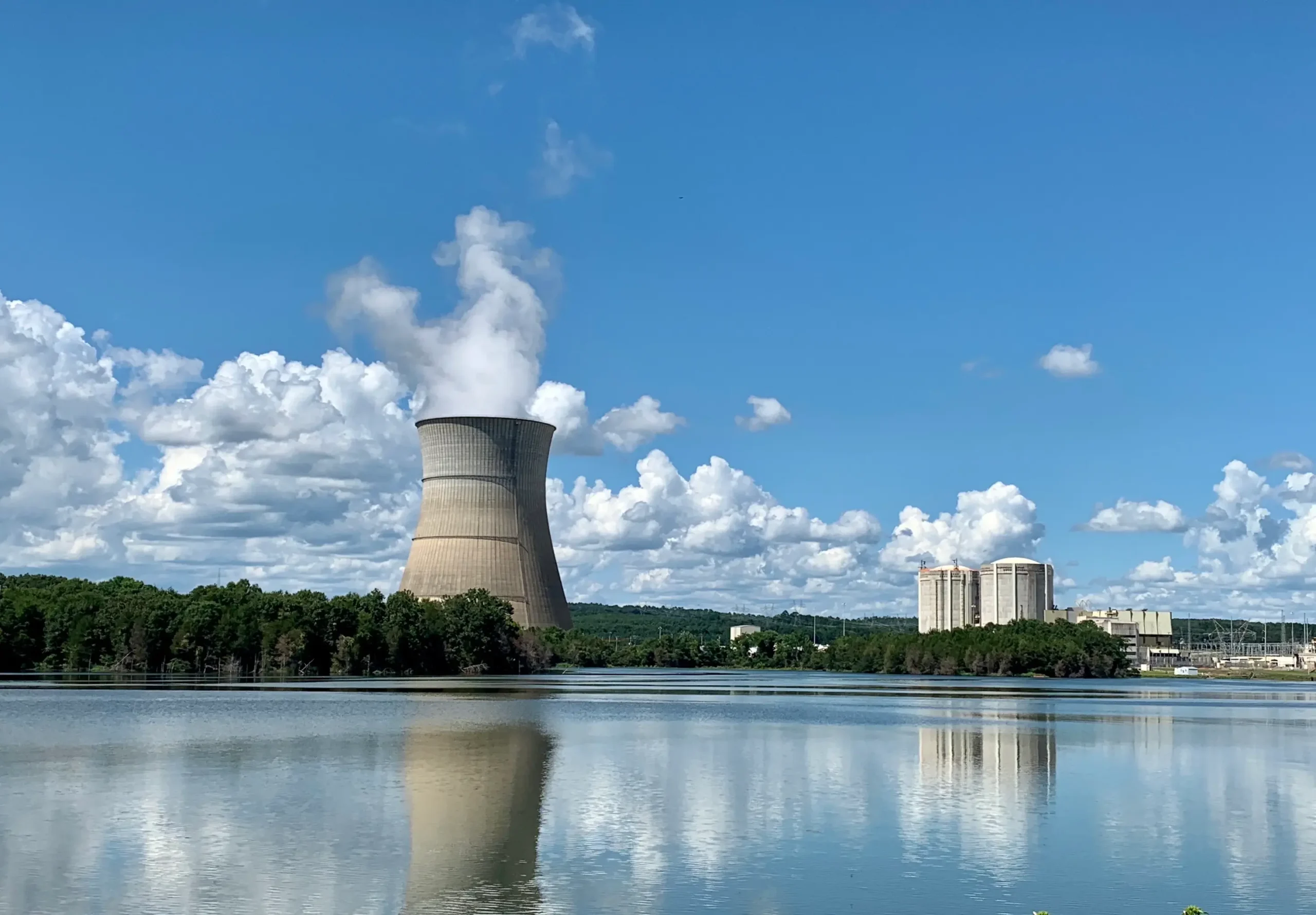 Spain confirms closure of nuclear plants, extends renewable project deadlines
