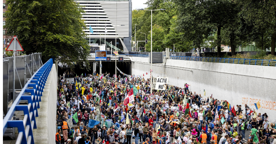 climate-activists-block-major-highway-in-the-hague-amid-police-strike