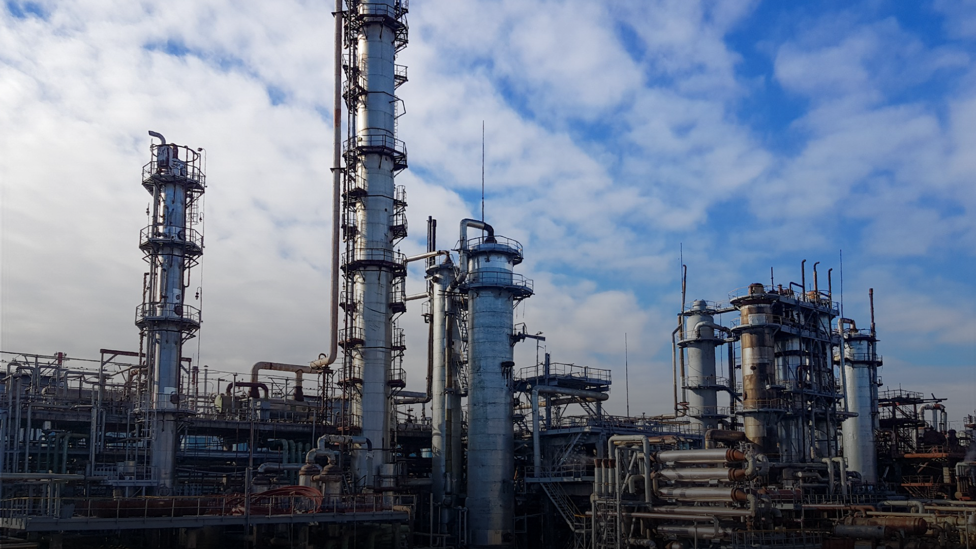 TA'ZIZ awards a $1.7B EPC contract to Samsung E&A for the first-ever methanol production plant in the UAE, set to open in 2028 in Al Ruwais Industrial City.