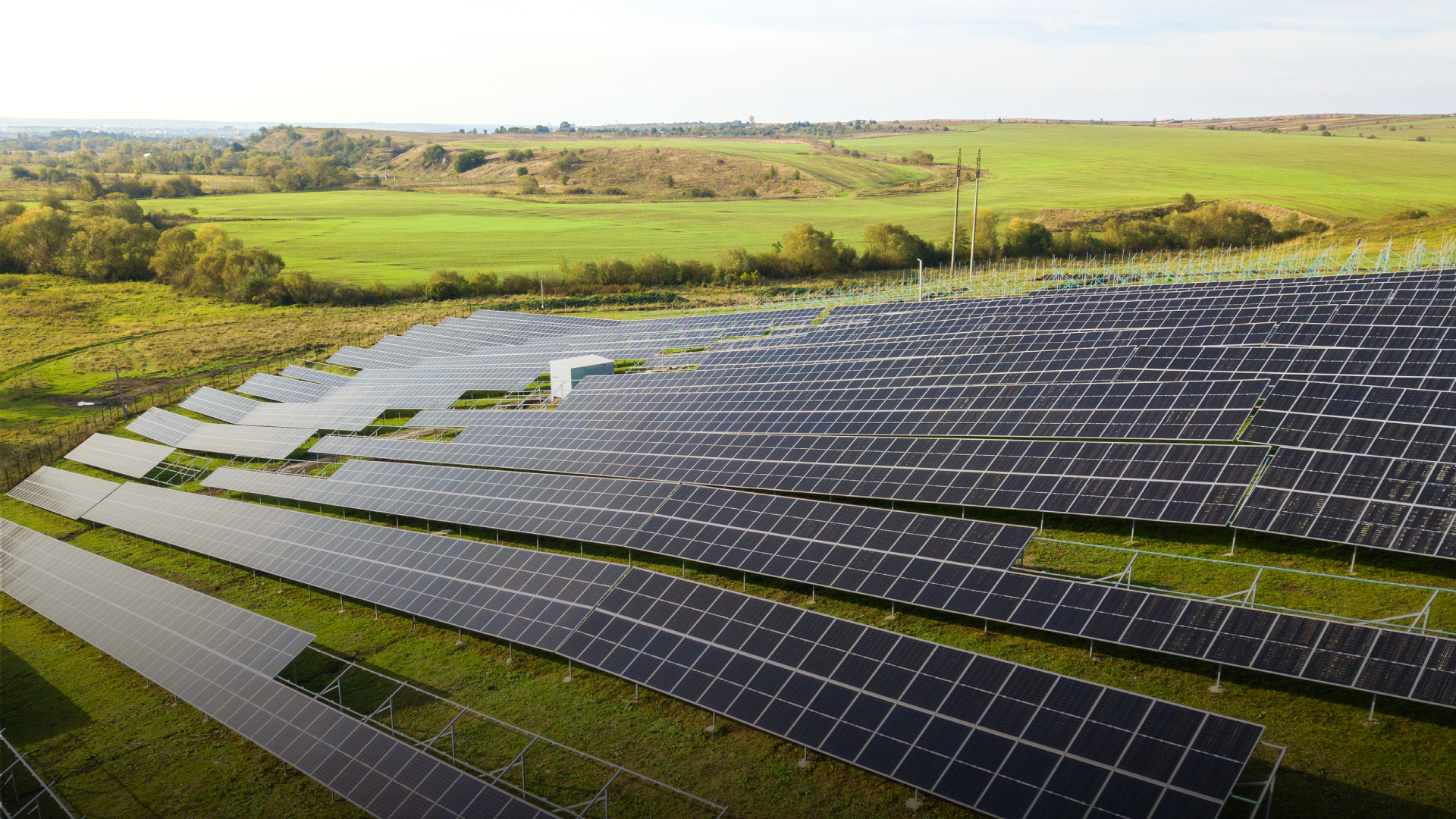 Louth Callan Renewables expands to Illinois with 121 MW of solar power, contributing to clean energy goals and fostering local economic growth.