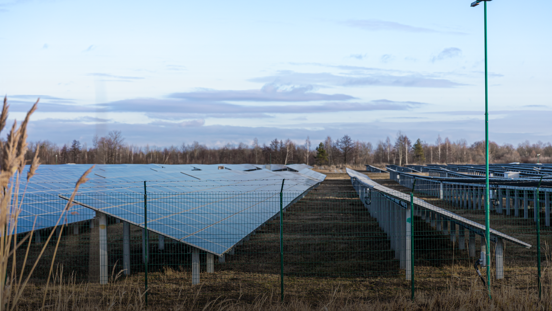 Uniper is building a 17 MWp solar park on the ash landfill of Wilhelmshaven coal plant, aiming to generate 17,000 MWh annually for 4,500 homes.